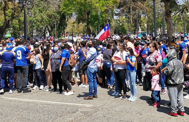 Cientos de hinchas de Melipilla recibieron al plantel tras el ascenso a Primera