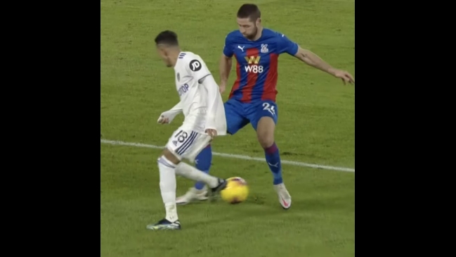 El maravilloso túnel del pupilo de Bielsa Raphinha a Gary Cahill que dio la vuelta al mundo