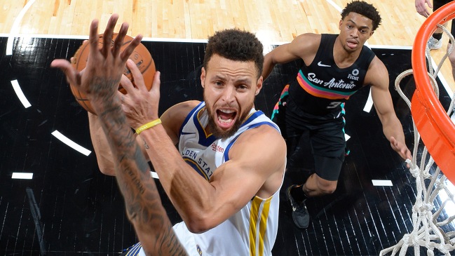 Stephen Curry realizó un gran doble sin mirar y comandó la victoria de Warriors sobre Spurs