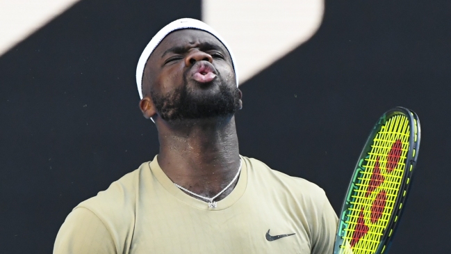 Frances Tiafoe explotó tras polémica por ir a buscar una toalla: Djokovic no necesita estas ayudas