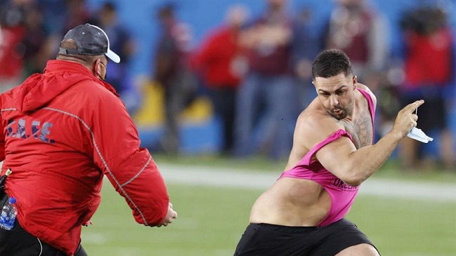 Hombre que invadió el Super Bowl se comprará una jirafa con ganancias de apuestas