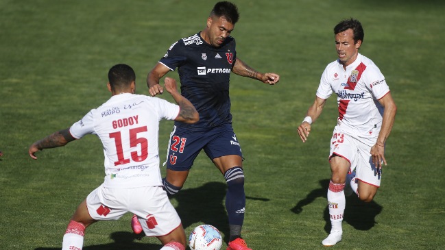 La U y Curicó igualaron en deslucido encuentro y extendieron su sufrimiento hasta la última fecha