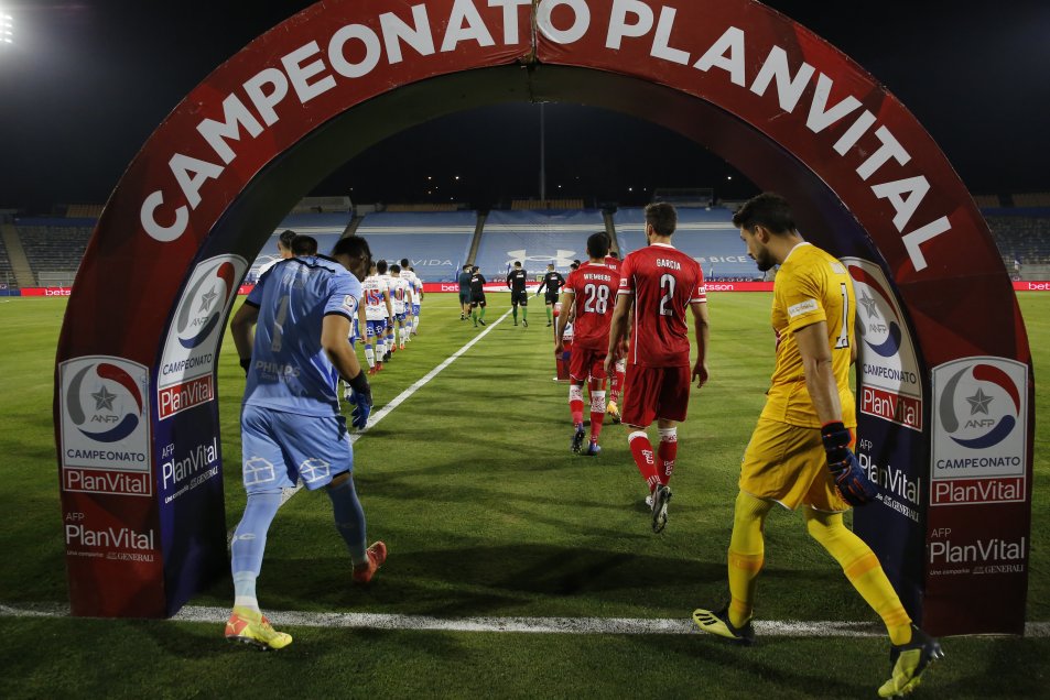 U. Católica terminó con el sueño de La Calera y aseguró su título con el empate en San Carlos