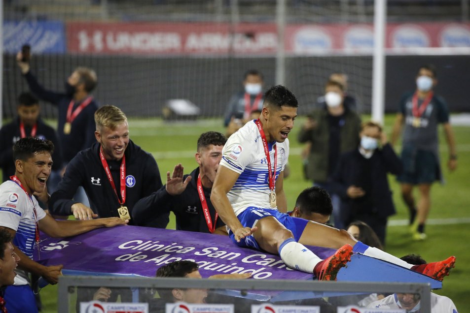 ¡Todos arriba de la Zampedrineta! El plantel de la UC celebró sobre una camilla móvil