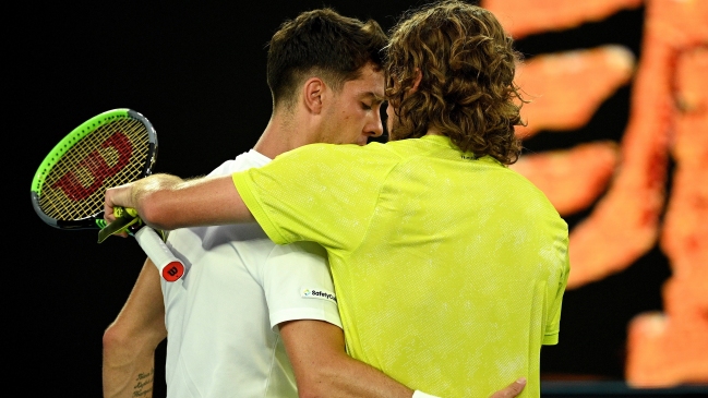 Stefanos Tsitsipas sacó adelante un exigente partido ante Thanasi Kokkinakis y avanzó en Australia