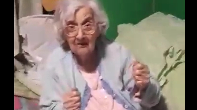 El emotivo registro de abuelita esperando el título de la UC