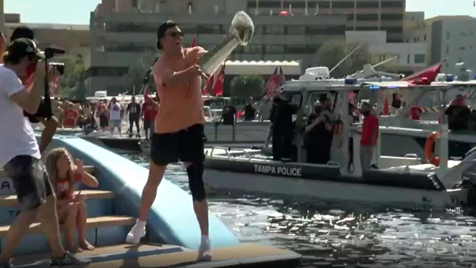 Tom Brady se “pasó de copas” y lanzó el trofeo del Super Bowl desde un bote a otro en el festejo de los Buccaneers