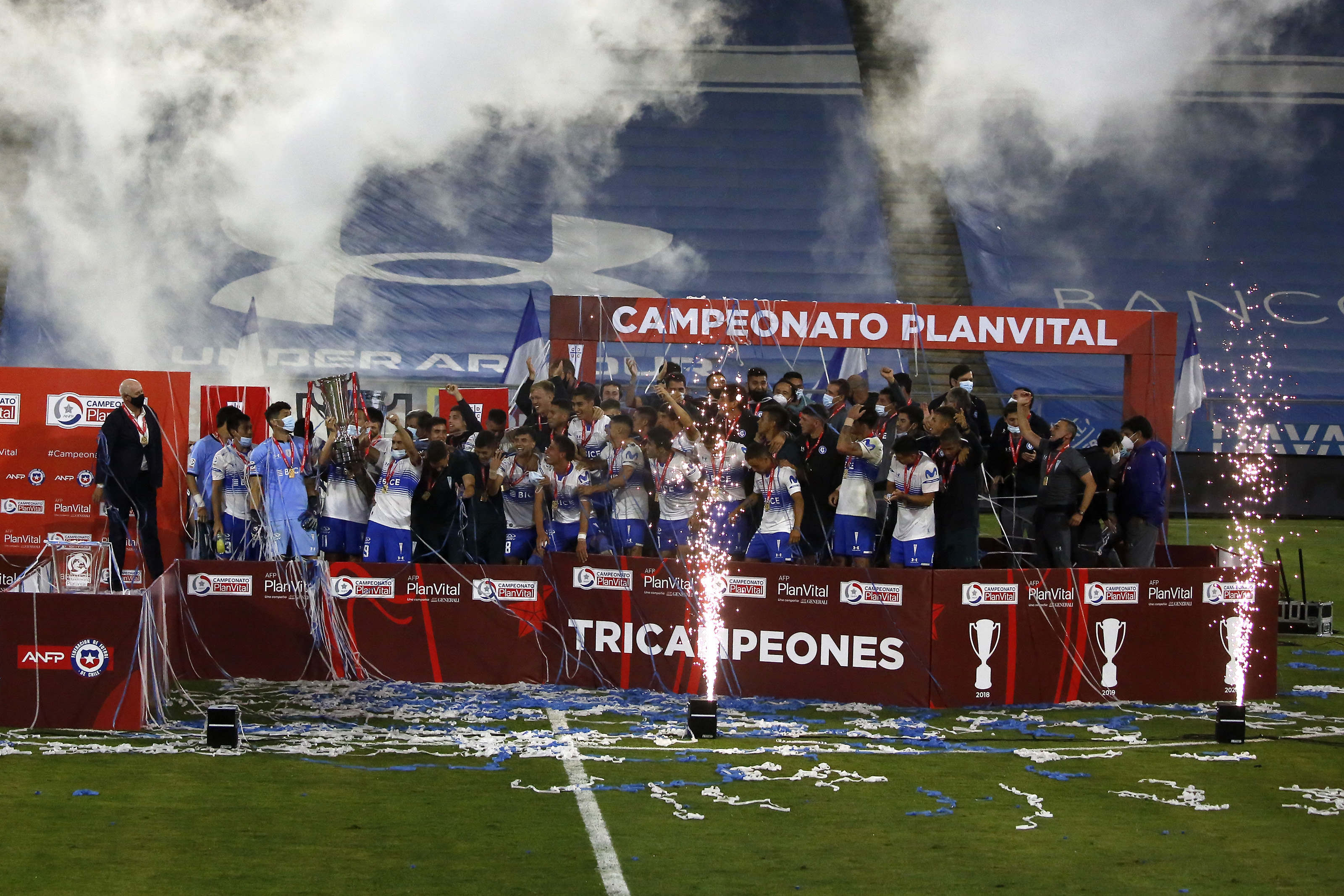 Resumen: La UC festejó su tricampeonato, Colo Colo no para de sufrir e Iquique descendió