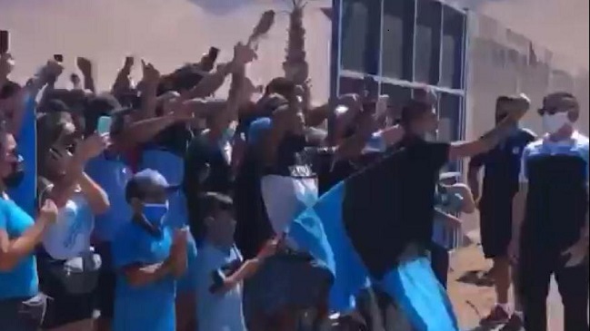 “Volveremos, volveremos”: Hinchas recibieron al descendido Deportes Iquique