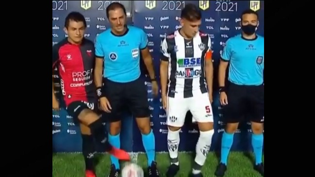 ¿Falta de respeto? Luis “Pulga” Rodríguez le hizo un túnel al árbitro antes de partido de Colón