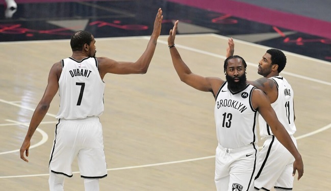 Kyrie Irving y Kevin Durant comandaron la victoria de Brooklyn Nets sobre Golden State Warriors