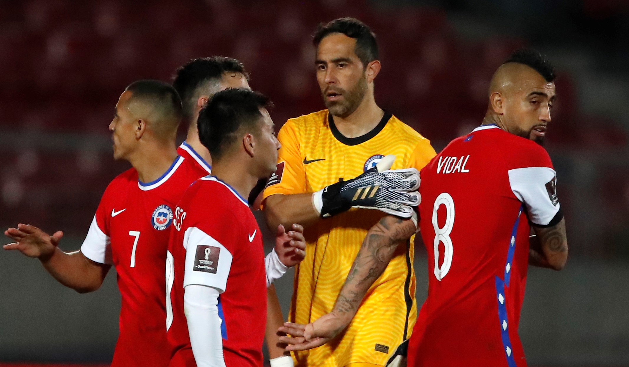 Martín Lasarte: Claudio Bravo tiene una responsabilidad extra, pero no creo que le pese