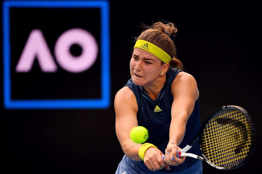 Karolina Muchova se impuso a Elise Mertens y siguió con vida en Australia