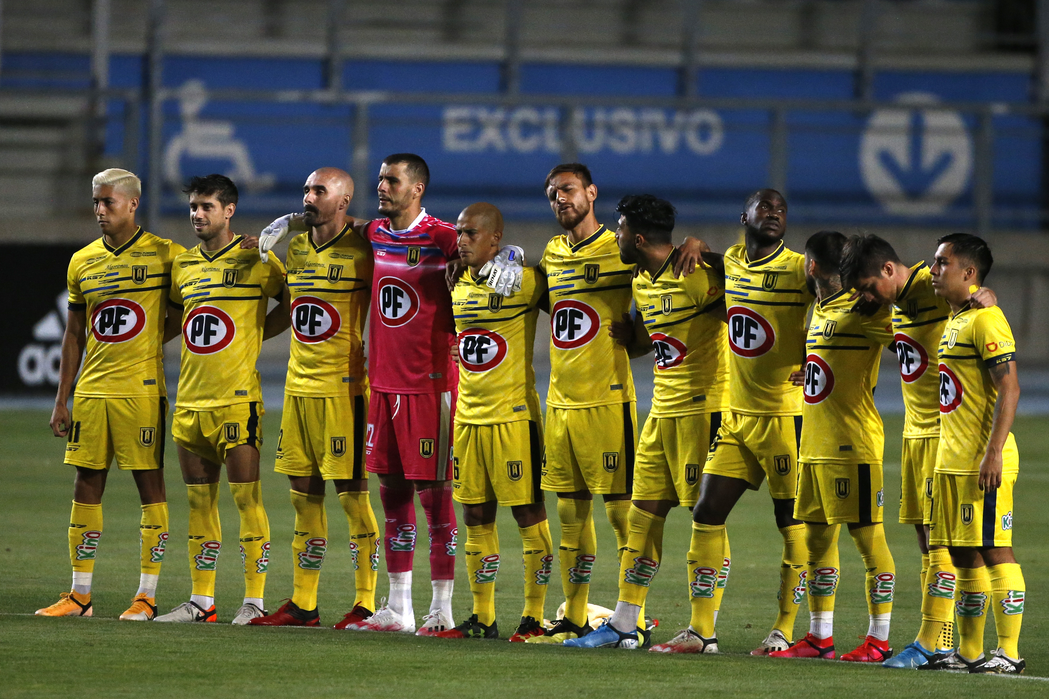 Lanzaron panfletos con amenazante mensaje de la Garra Blanca a U. de Concepción