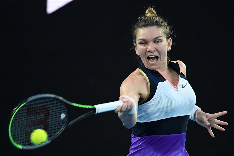 Serena Williams venció con contundencia a Halep y avanzó a semifinales en Australia