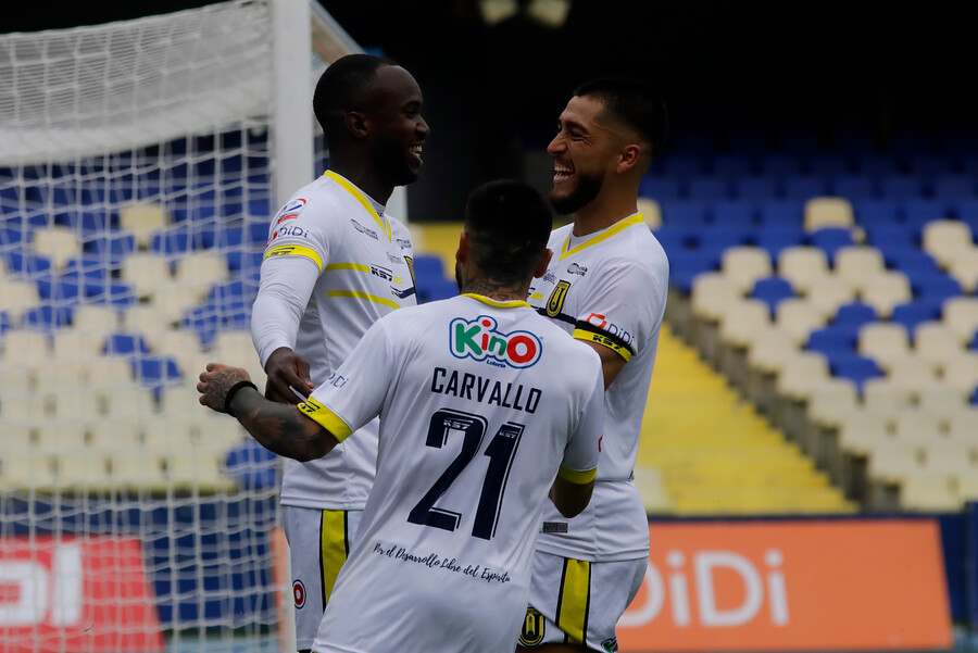 ¡Con el incondicional apoyo del pueblo albo! Así fue el viaje de Colo Colo para su “final” en Talca
