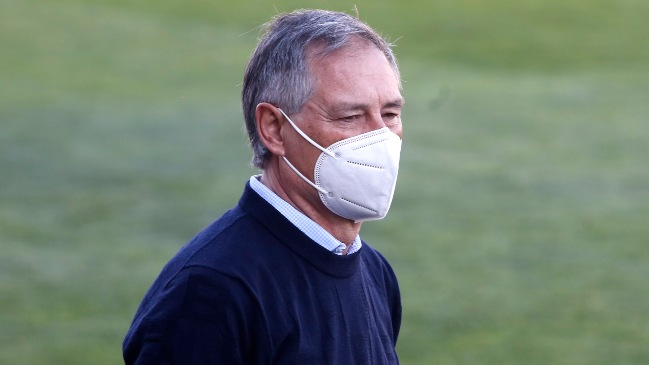 El salario y el presupuesto para refuerzos separa a Ariel Holan de Santos