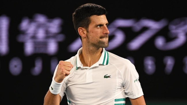 Djokovic no le dio opciones al sorpresivo Karatsev y avanzó a la final en Australia