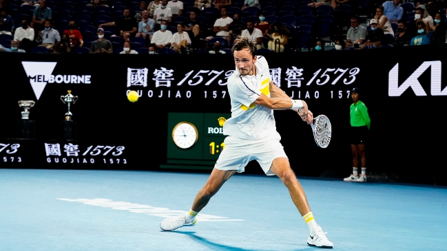 Daniil Medvedev arrasó con Stefanos Tsitsipas y se instaló en la final de Australia