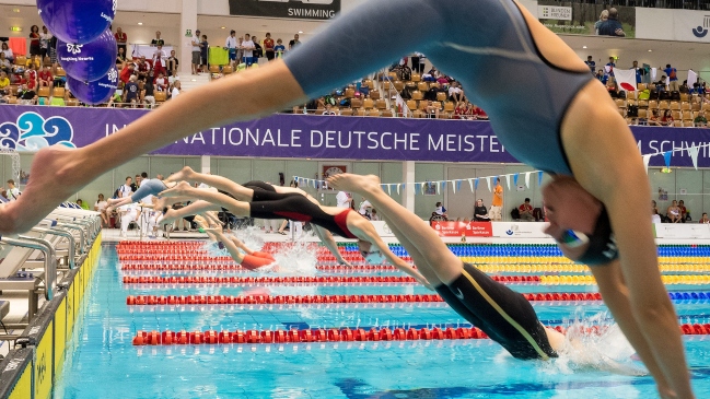 Suspenden a entrenador de natación tras denuncias de acoso sexual