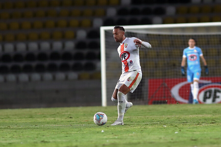 Gustavo Quinteros: Cañete no es el jugador que estamos intentando concretar