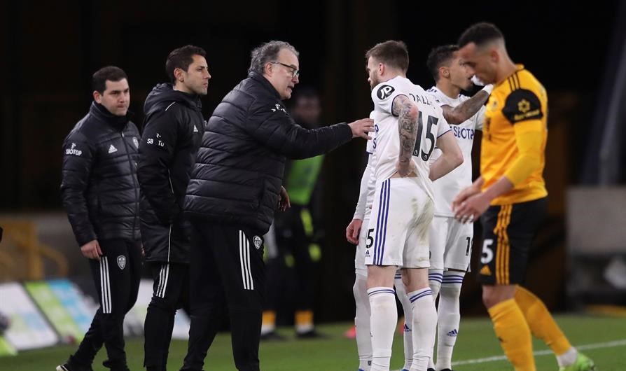 Leeds de Marcelo Bielsa sufrió nuevo tropiezo al caer con Wolves en la Premier