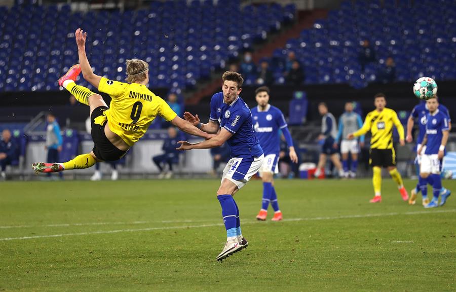 Un intratable Erling Haaland firmó un doblete en la goleada de Borussia Dortmund a Schalke