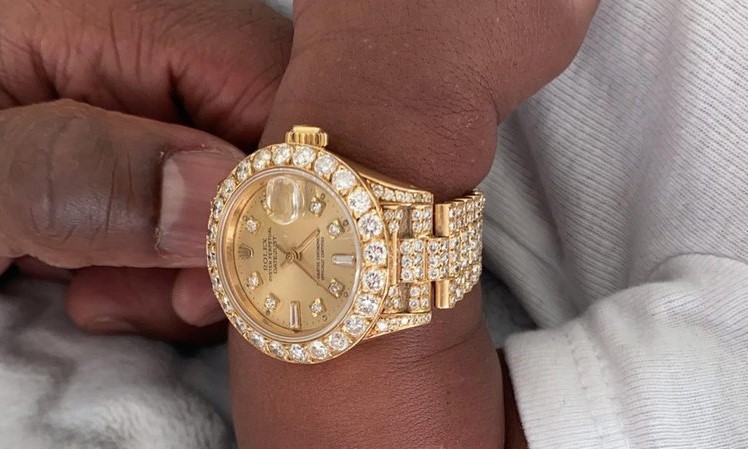 Floyd Mayweather le regaló un Rolex de diamantes a su pequeño nieto de cinco semanas
