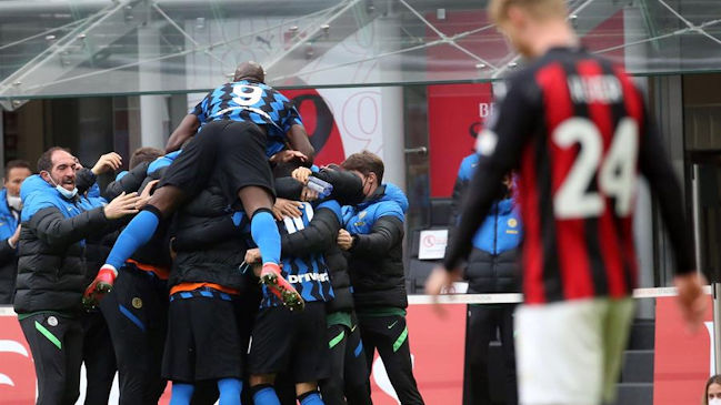 Inter derribó con solidez a AC Milan en el clásico y amplió su distancia en el liderato de la Serie A