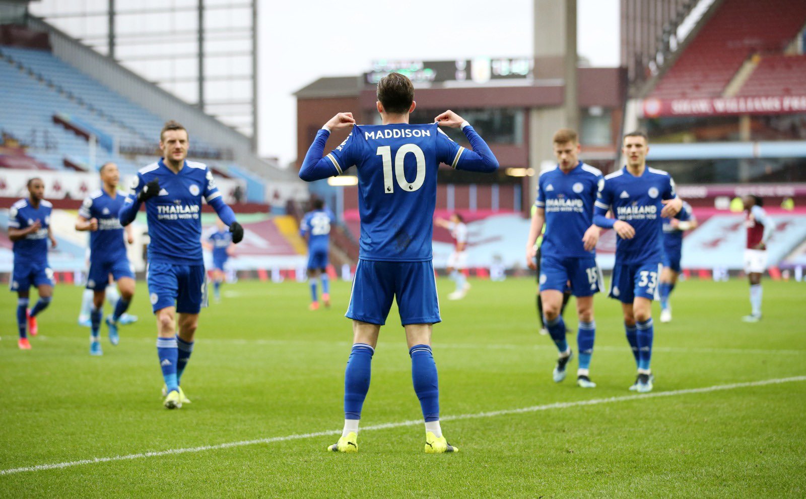 Leicester City derrotó a Aston Villa y quedó como escolta en la Premier League