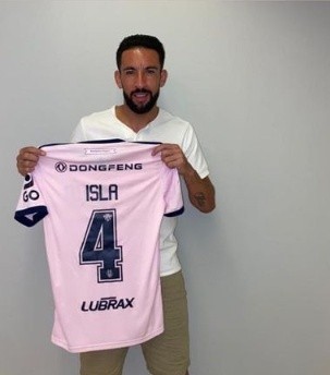 ¿Estará cerca? Mauricio Isla y Gala Caldirola posaron con la camiseta de U. de Chile