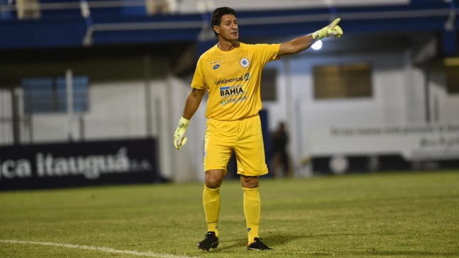 Club paraguayo hizo jugar a su preparador de arqueros de 49 años y rompió récord de longevidad