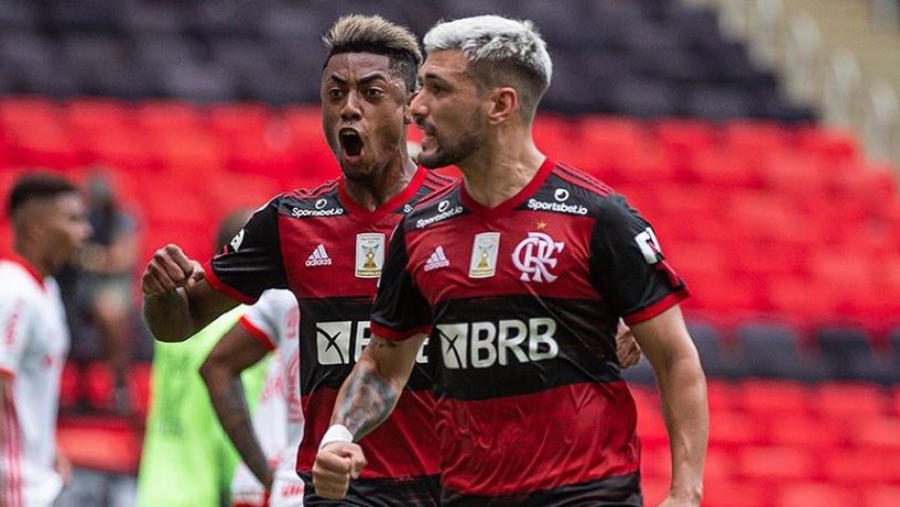 Flamengo de Mauricio Isla remontó ante Inter de Porto Alegre y quedó a un paso del título en Brasil