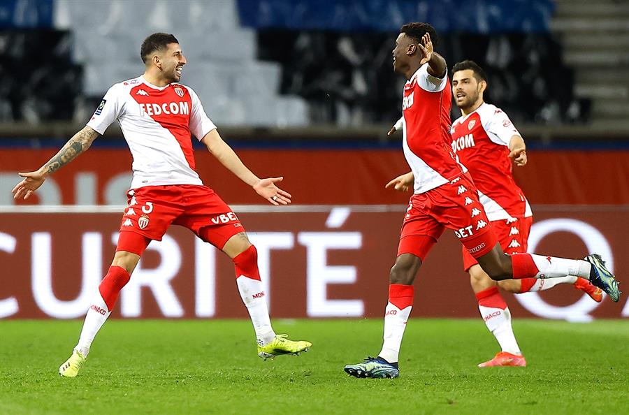 Maripán se volvió a vestir de goleador ante PSG y sumó su quinto tanto de la temporada en Monaco