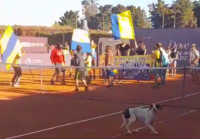 ¡Insólito! Grupo de hinchas de un club de barrio interrumpió la final del Challenger de Concepción