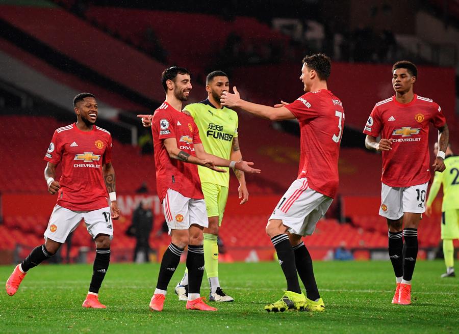 Manchester United sigue al acecho del City tras superar a Newcastle en Old Trafford