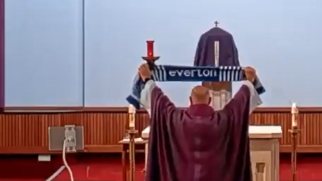 Sacerdote no se aguantó las ganas de celebrar el triunfo de Everton en el clásico