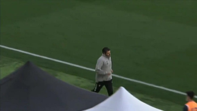 La FIFA destacó a DT que entró a la cancha para asistir a jugador del equipo contrario