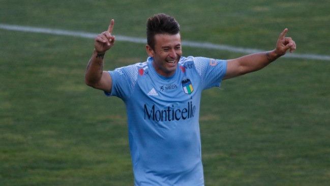 Roberto Gutiérrez es nuevo refuerzo de Ñublense y fue anunciado de forma particular junto a su hija