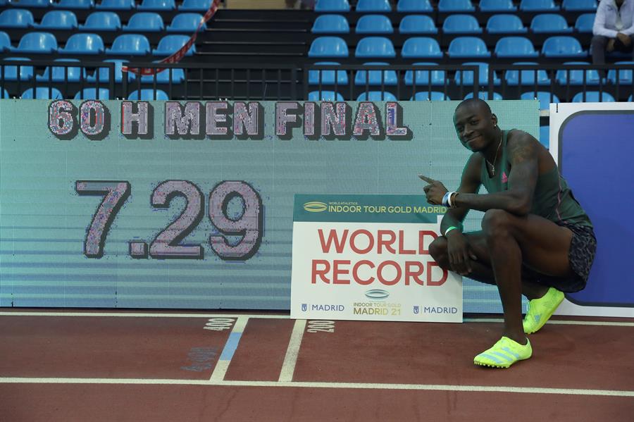 Grant Holloway batió el récord mundial de 60 metros vallas en Madrid
