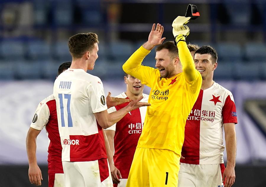 Slavia Praga dio la sorpresa en la Europa League y eliminó a Leicester City