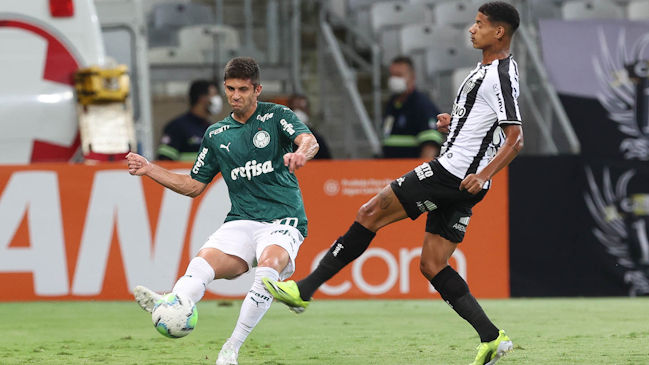 Eduardo Vargas le ganó el duelo de chilenos a Benjamín Kuscevic en el Brasileirao