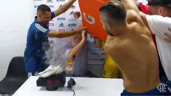 Jugadores de Flamengo mojaron al DT Rogerio Ceni en plena conferencia tras el título