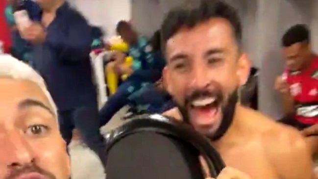 La efusiva celebración de Mauricio Isla y sus compañeros en el camarín de Flamengo