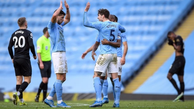 Manchester City mantuvo su racha en la Premier a costa de West Ham
