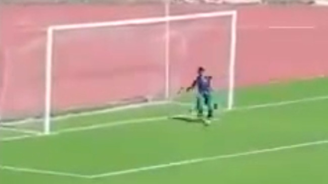 Escándalo: Pasapelotas ingresó a la cancha y evitó un gol en la línea