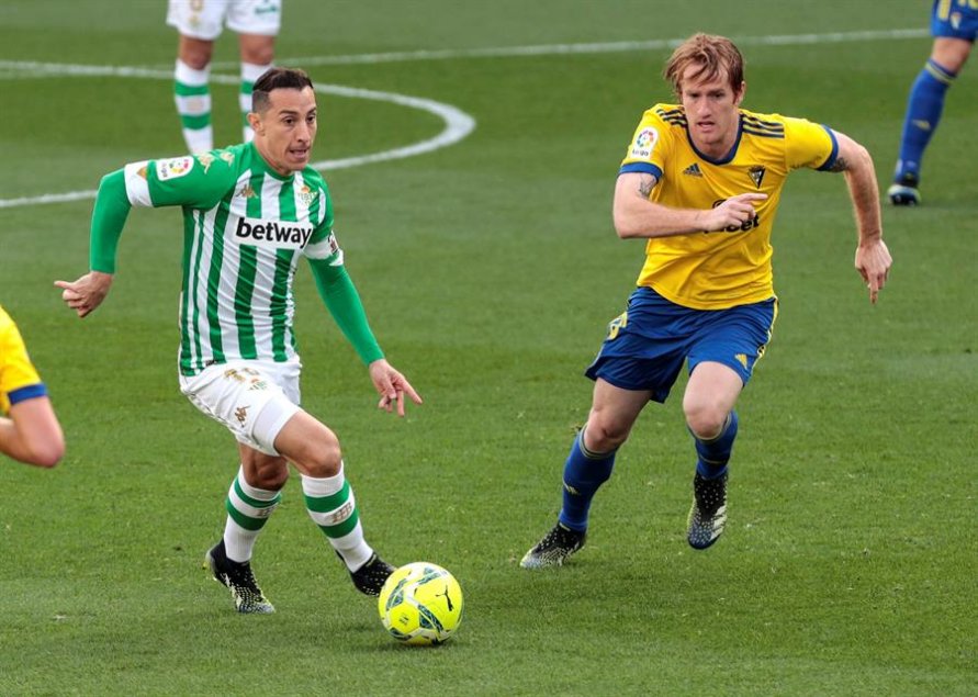 El Betis de Pellegrini se mantuvo al alza en la Liga de España con victoria ante Cádiz