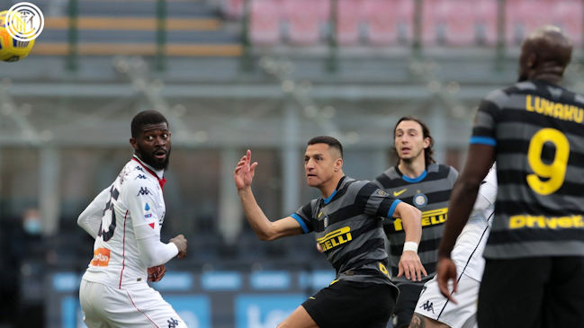 La sensacional “espaldinha” de Alexis que sacó aplausos en victoria de Inter sobre Genoa