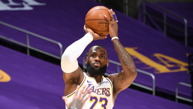 LeBron James le ganó el duelo a Stephen Curry en triunfo de los Lakers