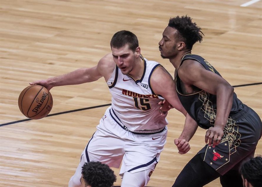 La clase de Nikola Jokic lideró el triunfo de Denver Nuggets ante Chicago Bulls